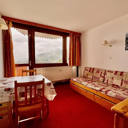 Charming And Comfortable With Balcony 아파트