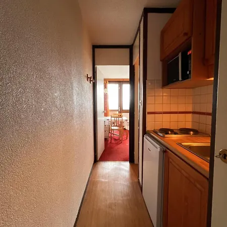 Charming And Comfortable With Balcony 아파트 *